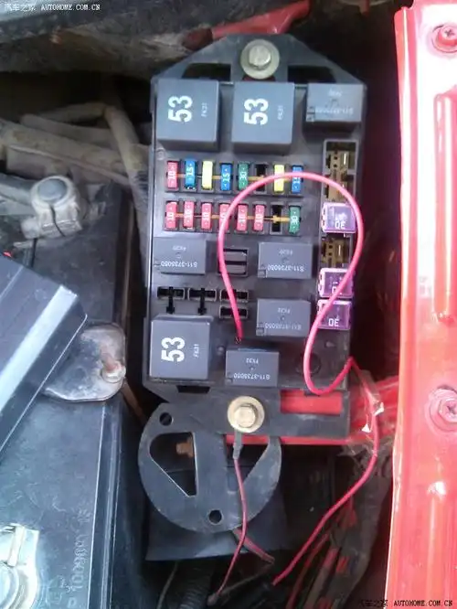 空调继电器在什么位置?