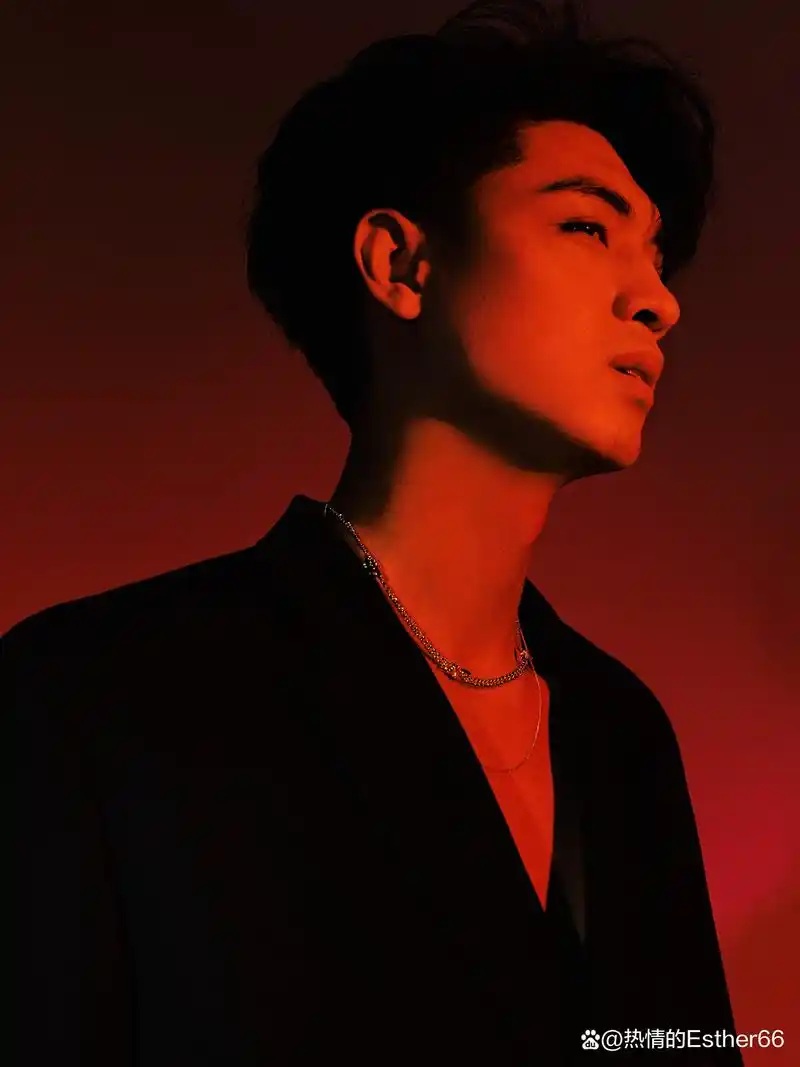 秦霄贤有着帅气的外表,是德云社的门面代表