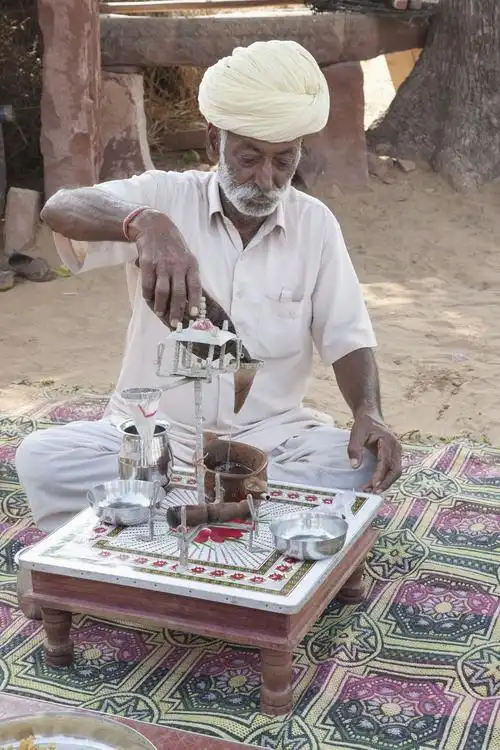 阿富汗人围着茶炊喝茶