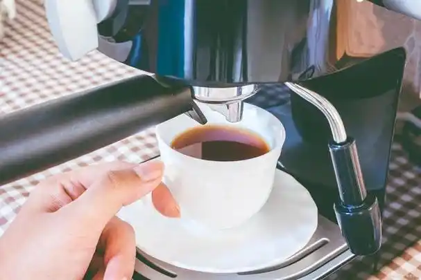 冲泡咖啡并不仅仅是将咖啡豆磨成粉,倒入滤纸,然后注入热水那么简单.