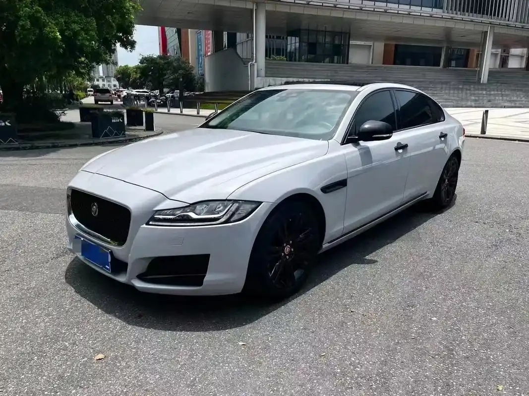 8万.18款捷豹xfl豪华版250ps,白色贴膜战斗灰 - 抖音