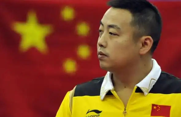 照片中有对激吻的情侣,其侧颜分别神似刘国梁和范冰冰