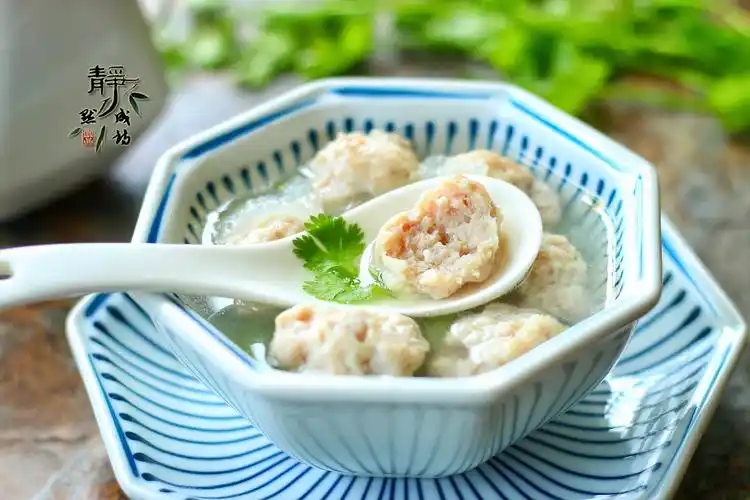 眉山资讯 > 内容【食材】:猪肉(瘦肉)250克,冬瓜500克,蛋清1个,生粉2