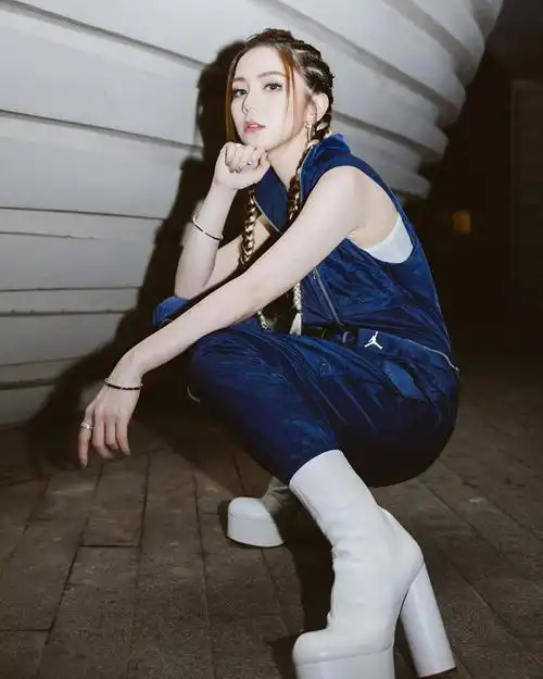 简介:邓紫棋连体裤套装双十足写真图片,分享一组邓紫棋图片给大家,图