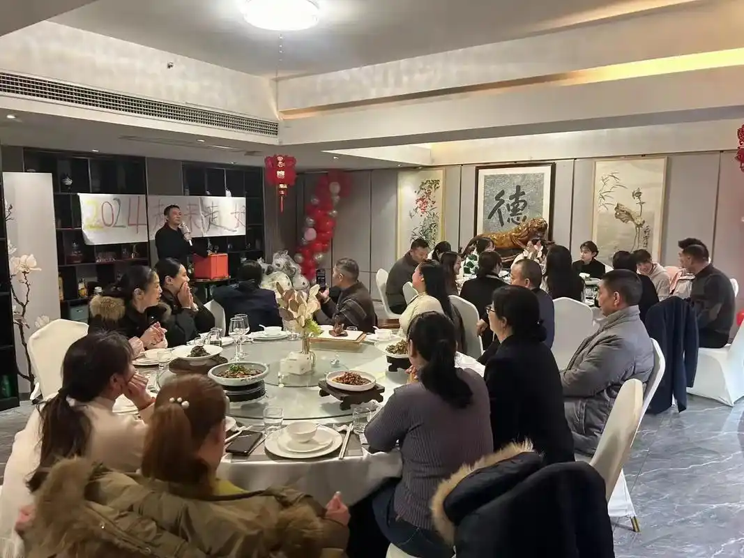 公司聚餐年夜饭迎战未来!不念过往.同心同行,共创辉煌,愿20 - 抖音