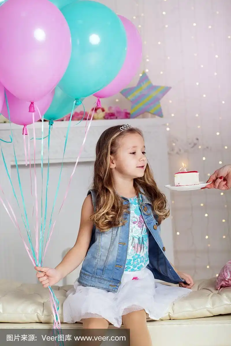 小女孩正在吹蜡烛许愿