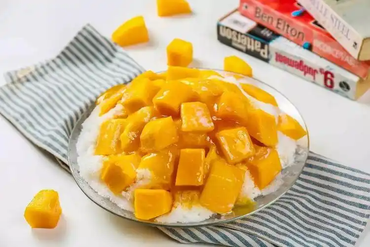 芒果牛奶鲜果搭芒果白雪黑糯米在炎热高温的天气下一口一口的吃着清爽