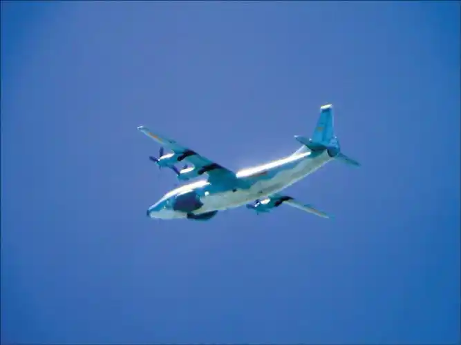 台防务部门公布10月27日拍摄到的解放军运-8"远程干扰机"(电子干扰机)