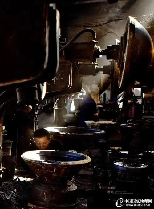 铸锅厂纪实——汗与火的铸造