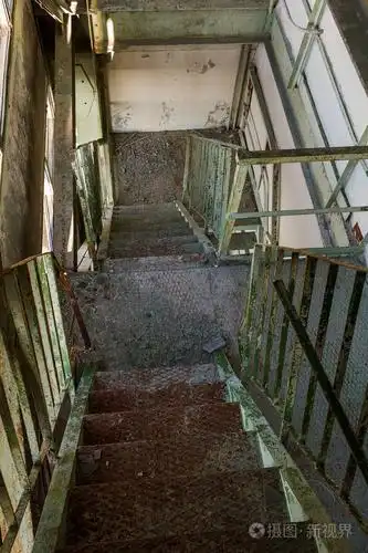 废弃厂房内部破旧楼梯