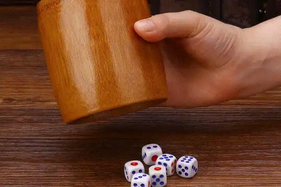 摇骰子怎么玩酒吧摇骰子是怎么玩的玩骰子的师生们