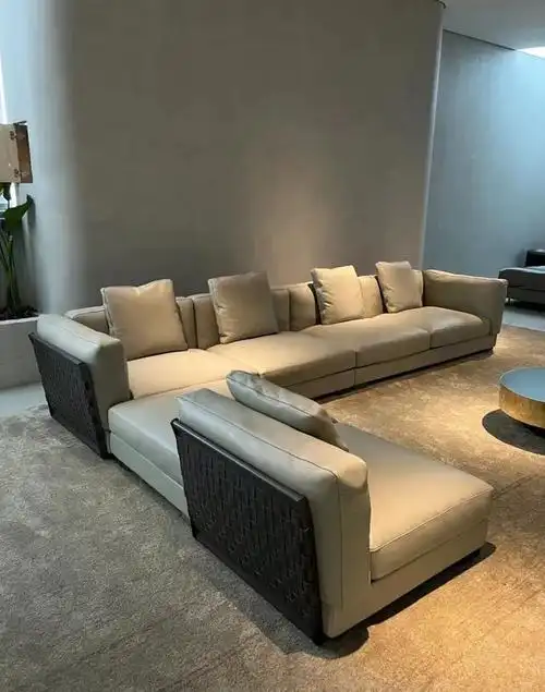 不管是哪种类型的沙发,一切都应该以舒适为主,如果买来的沙发款式好看