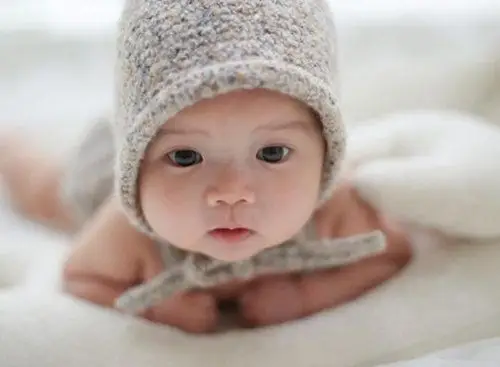 婴儿眼间距宽,塌鼻梁照片