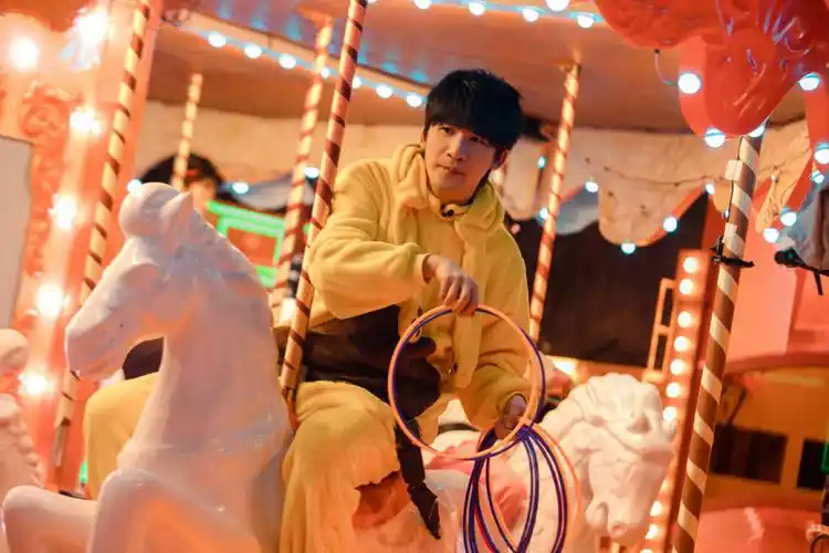 《密室大逃脱3》杨幂欲改英文名 邓伦王嘉尔高空模仿表情包超传神