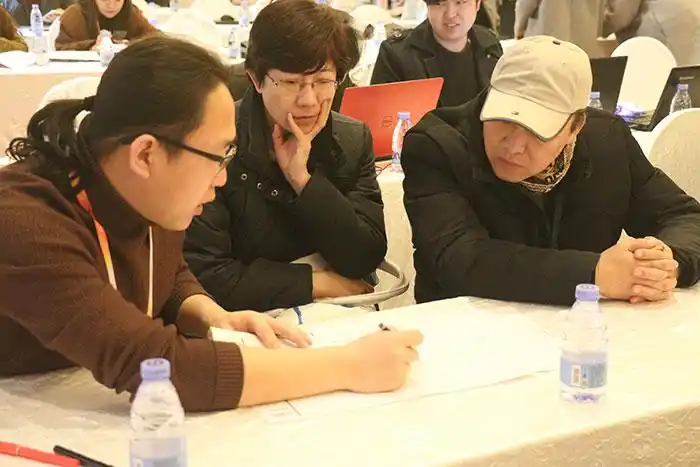 设计师正在对客户进行一对一的咨询,讲解