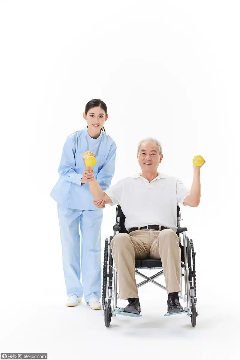 护工协助老人做康复训练