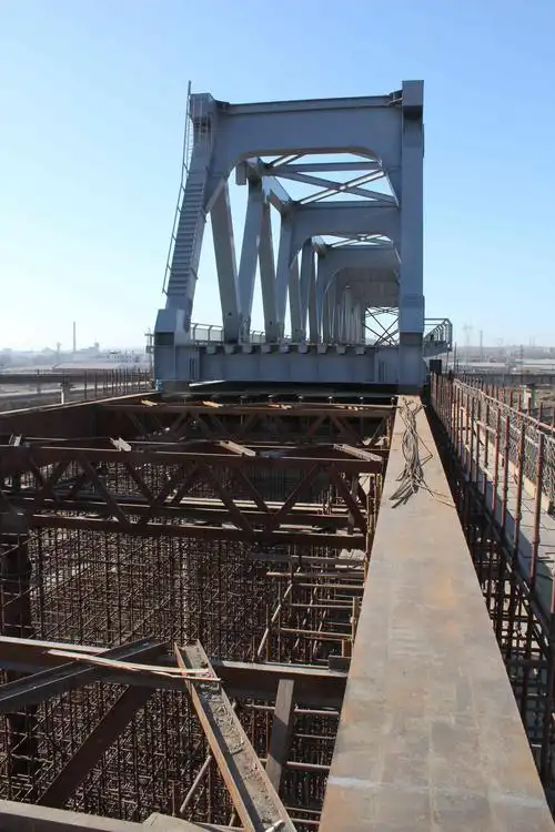 [分享]津秦铁路某跨既有线顶推钢桁梁