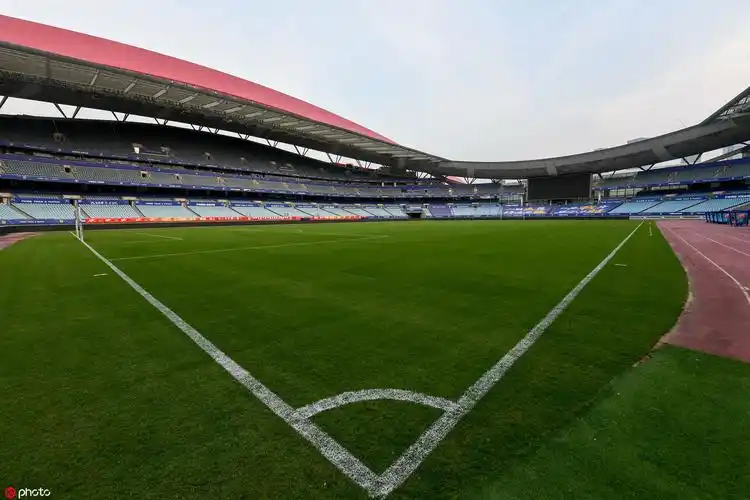 苏宁易购休赛期更换草皮 南京奥体中心焕然一新