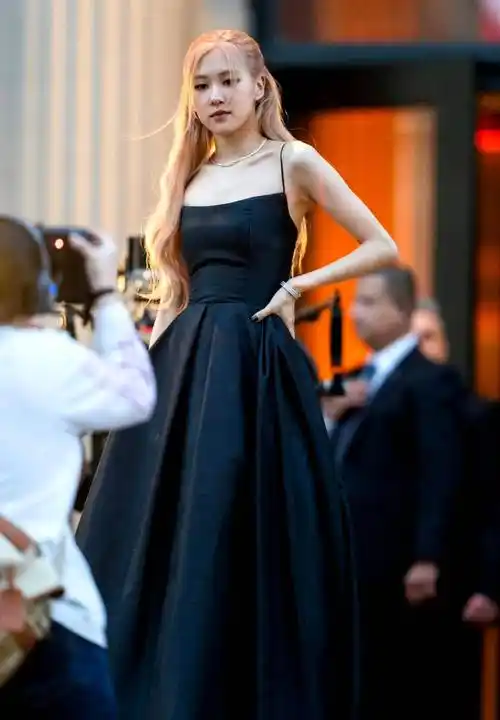 朴彩英生颜值曝光,身穿抹胸黑色连衣裙,尽显优雅美丽,宛如公主_气质