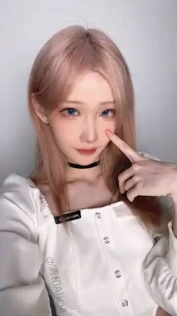 清和alicia:之前难得化妆拍的,那天假睫毛怎么都立不起来哈哈,妆效有