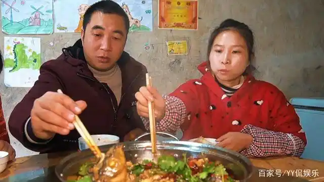 包立春,网络红人蜀中桃子姐龚向桃的老公.男,四川自贡荣县人.