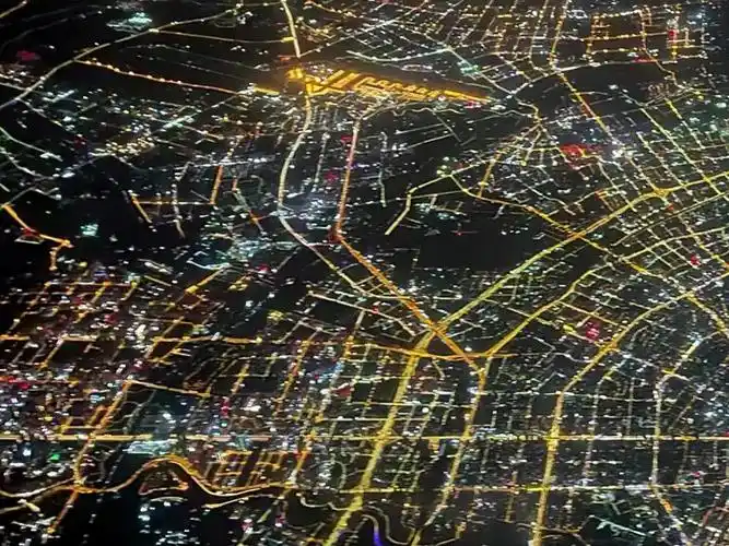 在飞机上看成都城市夜景灯光