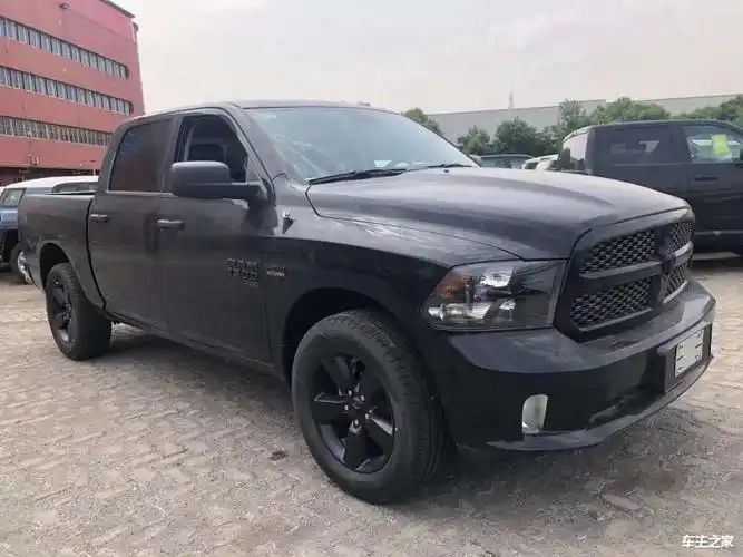 2023款全新道奇公羊运动版皮卡它可以4缸8缸切换,非常省油,外观设计极