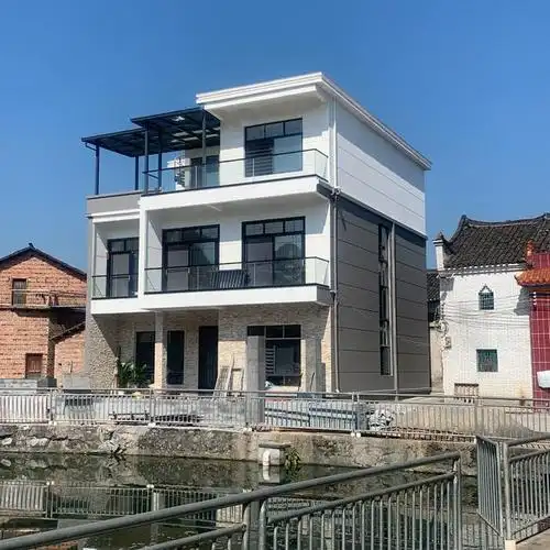 越来越多的农村自建房选择放弃传统的瓷砖,转而拥抱一种名为"仿石漆"