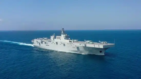 075型两栖攻击舰海南舰.陈运鹏/摄