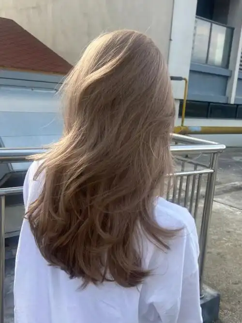 超级怕踩雷的,再三强调亚麻浅金奶茶色她给我看了好多图,做出效果