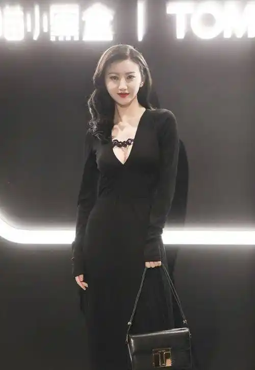 原创司藤大人回归景甜穿黑色吊带裙尽显完美身材红唇白肌优雅十足