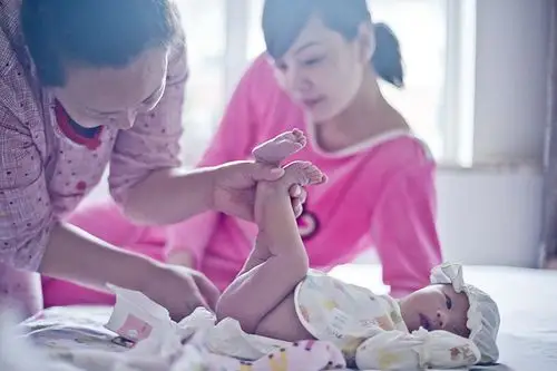 妈妈这样换纸尿裤可能宝宝影响身体健康