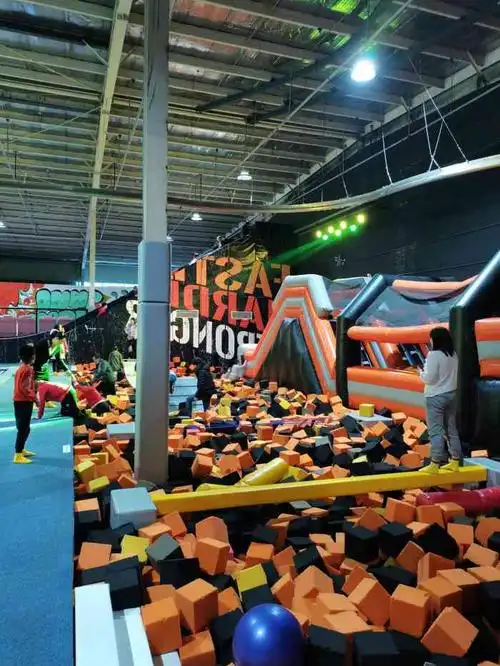 跃客蹦床公园-"场地真的好大,因为是周中去的,人不多,工.