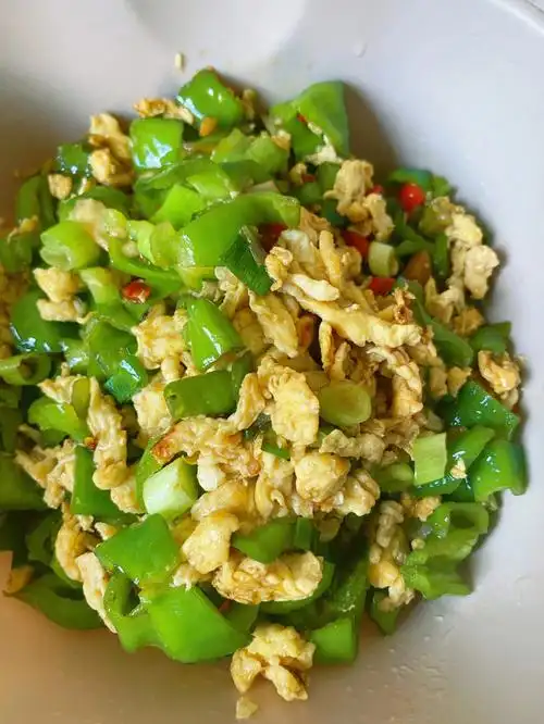 咱就是说一整个下饭住青椒鸡蛋的神仙吃法