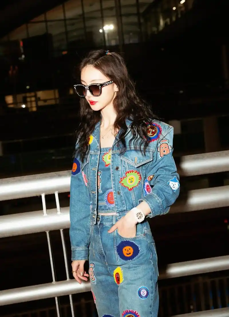 金晨牛仔穿搭造型组图,卷发,红唇,墨镜,一身牛仔穿搭,酷感十足