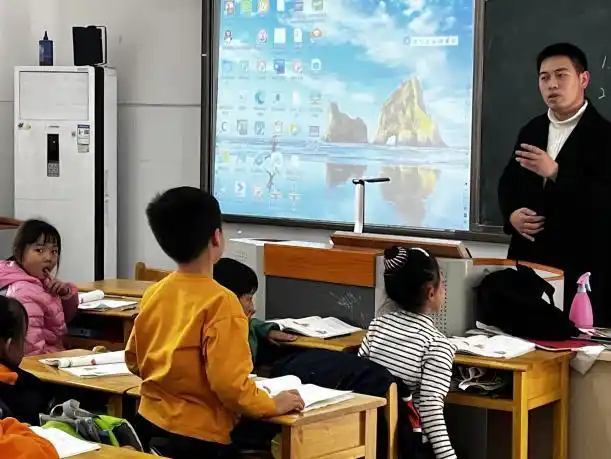 湖畔童化课堂双减精神进课堂行政听课促落实金陵小学仙林湖校区推门