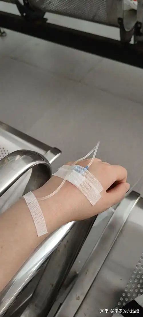 连续几天吊针,一次四五瓶药水小时候感冒发烧,量体温,打两天屁股针