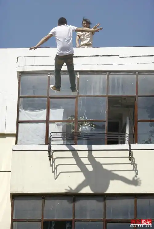 实拍男子跳楼身亡全程(图)