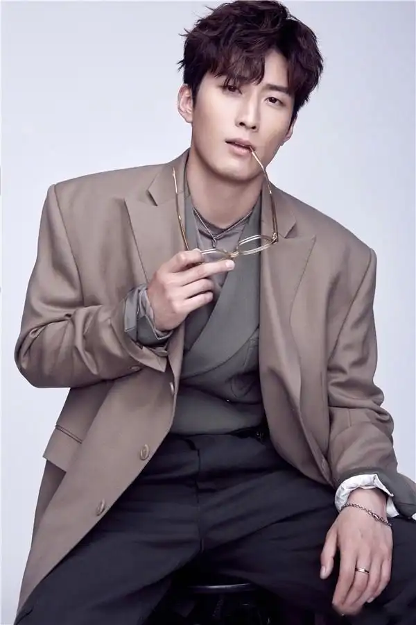 近日,窦骁曝光了一组秋日时尚大片,镜头下的他面容清冷,神情专注,澄澈