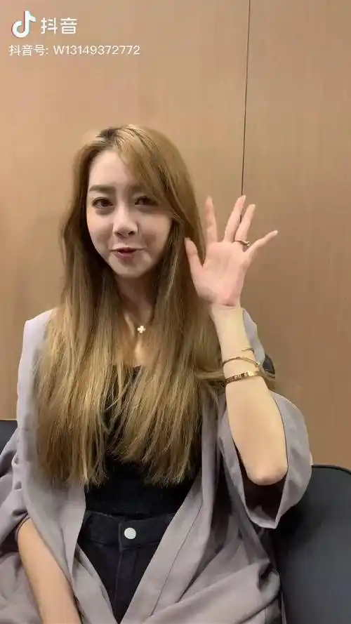 你们哇塞女孩40这是什么神仙发色卓仕琳