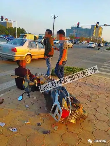 陆丰新324国道四十米红绿灯处发生车祸,造成两人不同程度受伤