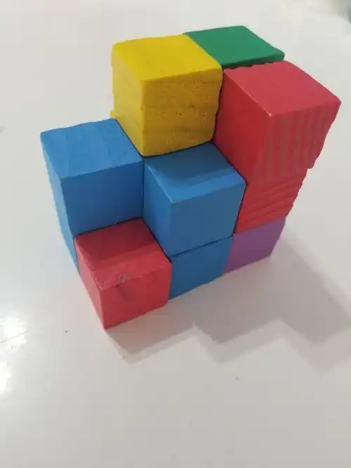 用14个小正方体摆成一个底层6个,中层5个,上层3个的不规则物体.