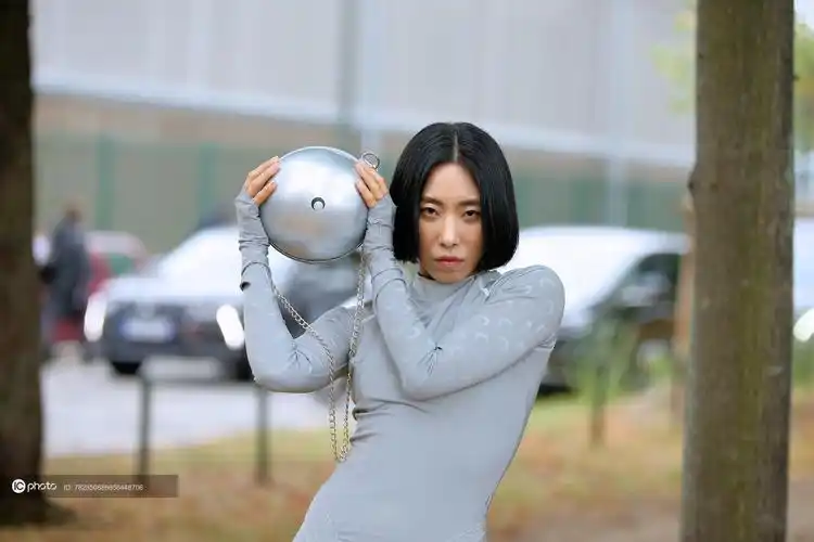 韩国女神编舞师liakim现身巴黎时装周大摆妖娆pose极具未来感