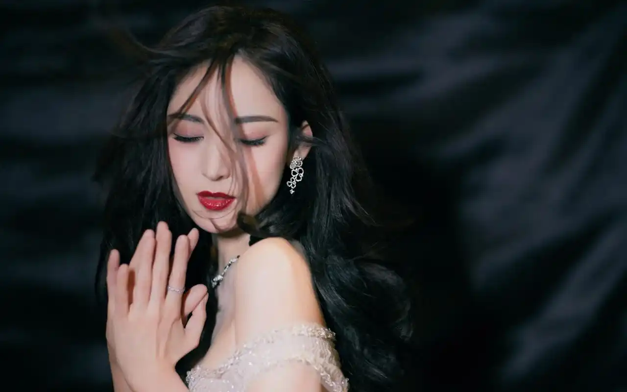 希望大家喜欢,更多明星精彩壁纸尽在美桌网