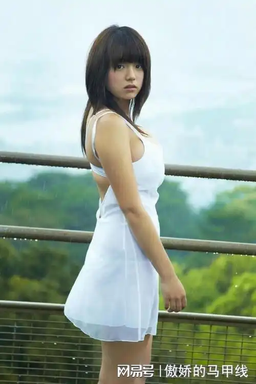 这是12岁女孩的身材?"发育过猛",身材太傲人,网友:太早熟!_网易订阅