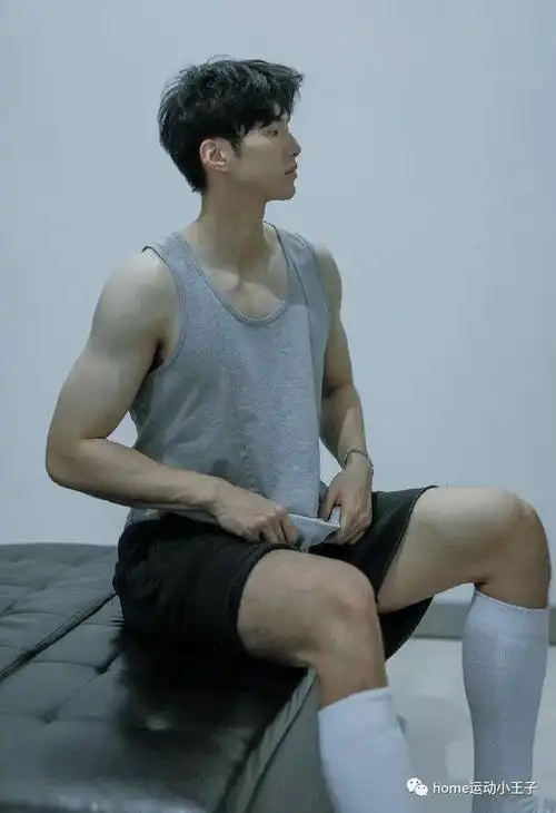 帅气健身男更衣室肌肉照浑身腱子肉公狗腰太吸睛真羡慕