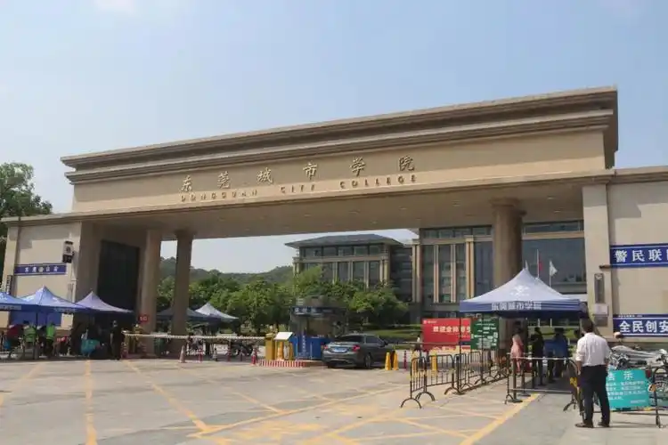 东莞城市学院师生同心聚力,护航学子顺利返校