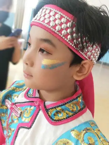 我们早早的来到舞蹈教室化妆!