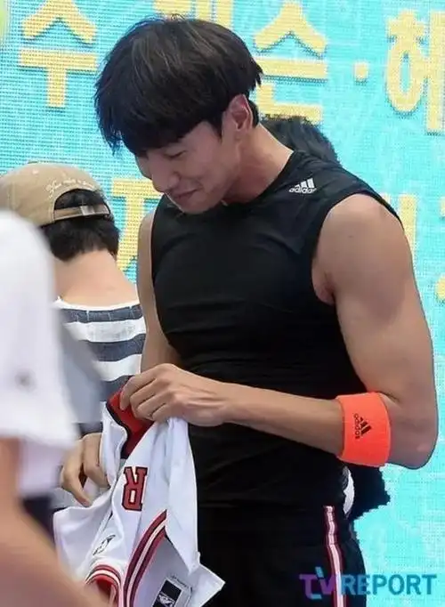 他有男生的肌肉,一边摸着肌肉一边聊天",刘在石说