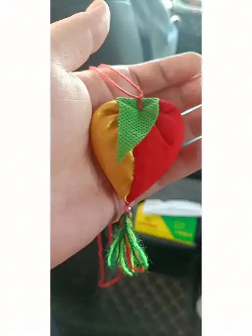 路西面一位老奶奶自己手工缝制的,有小辣椒9215,小桃7815等等